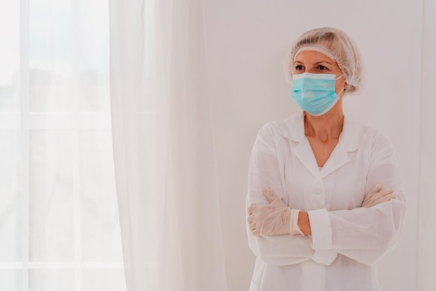 Dokter met gezichtsmasker en handschoenen tegen covid-virus