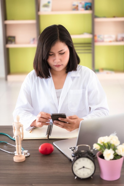 Foto dokter met smartphone op tafel