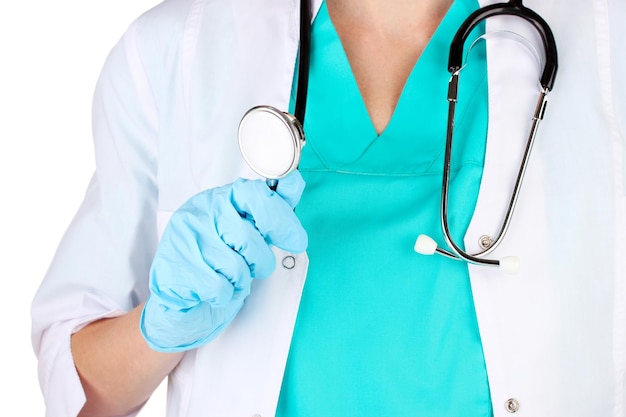 Dokter met stethoscoop in de hand geïsoleerd op wit