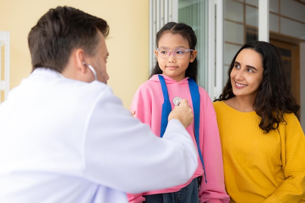 Dokter met stethoscoop onderzoekt kindpatiënt in ziekenhuis Gezondheidszorg en medisch concept