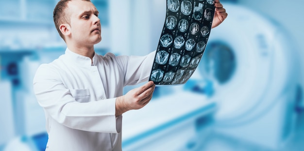 Dokter onderzoekt MRI-beeld. Medische apparatuur. Medisch