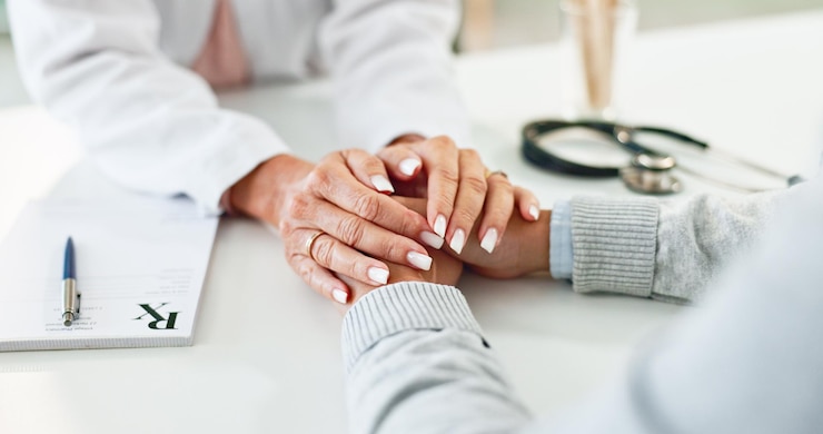 Foto dokter patiënt en handen vasthouden op het bureau in de consultatieruimte met ondersteuning empathie en aankondiging medisch persoon en zorg met comfort diagnose en helpen met gezondheidszorg in het ziekenhuis