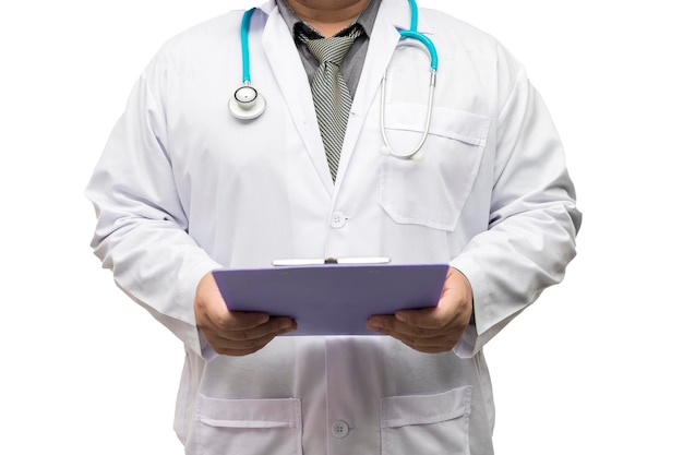 Dokter permanent met stethoscoop en houden grafiek diagnose geïsoleerd op witte achtergrond