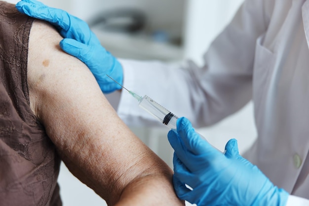 Dokter schouder injectie vaccin paspoort close-up