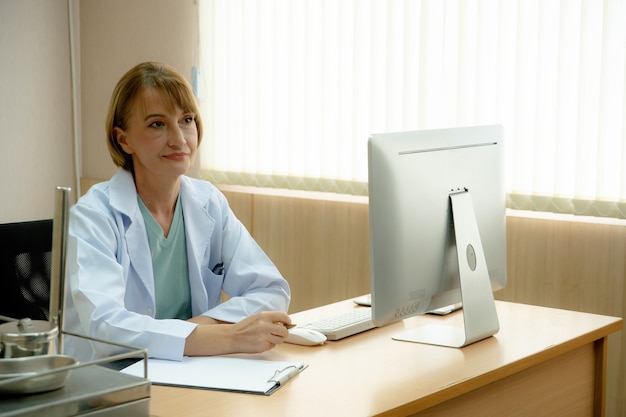 Dokter schrijft een medisch recept in het ziekenhuis