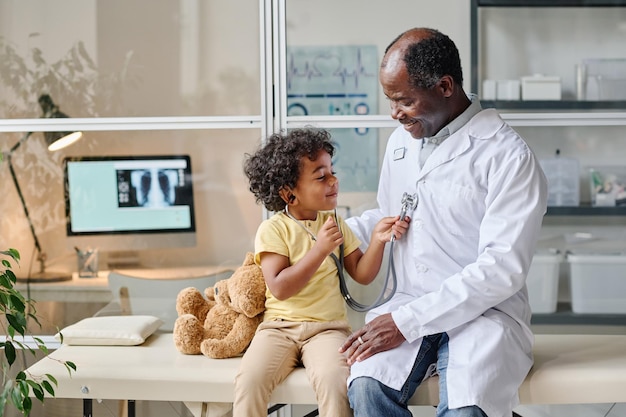 Dokter speelt met zijn kleine patiënt