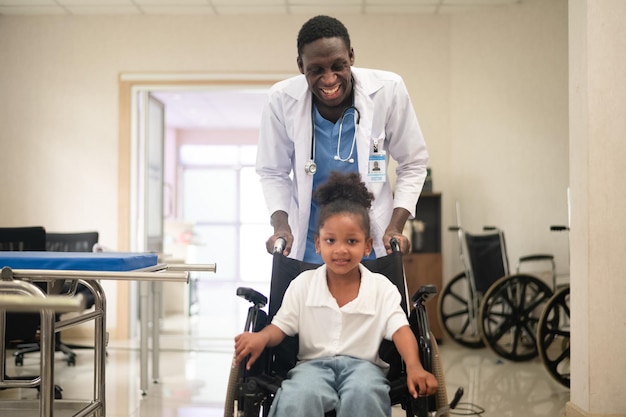 Dokter speelt met zijn patiënt in het ziekenhuis Kinderarts en kind