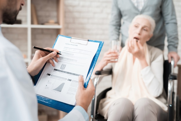 Dokter spreekt over resultaten zieke vrouw.