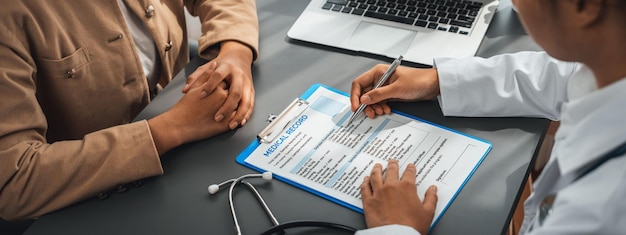 Foto dokter toont medisch diagnoserapport en geeft meelevend gezondheidszorgoverleg aan jonge patiënt in het kantoor van de dokterskliniek artsenafspraak en medisch consultconcept neoteric