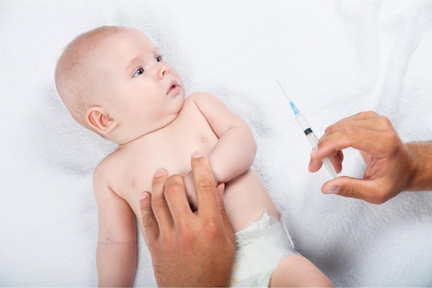 Dokter vaccineren baby geïsoleerd op een witte