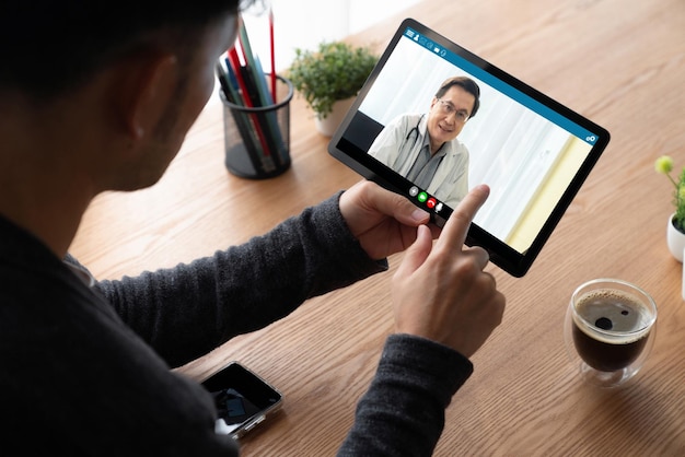 Foto dokter video-oproep online door modieuze telegeneeskunde software-applicatie