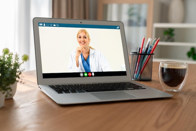 Dokter video-oproep online door modieuze telegeneeskunde software-applicatie