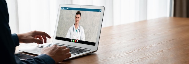 Dokter video-oproep online door modieuze telegeneeskunde software-applicatie