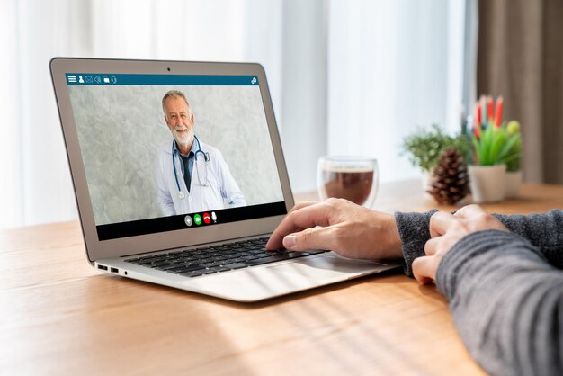 Dokter video-oproep online door modieuze telegeneeskunde software-applicatie