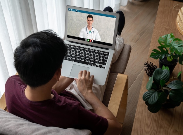 Dokter video-oproep online door modieuze telegeneeskunde software-applicatie