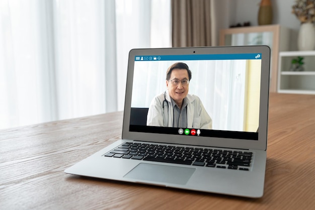 Dokter video-oproep online door modieuze telegeneeskunde software-applicatie