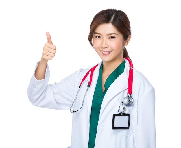 Dokter vrouw duim omhoog gebaar tonen