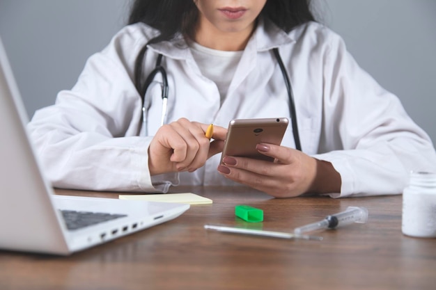 Dokter vrouw hand telefoon en computer