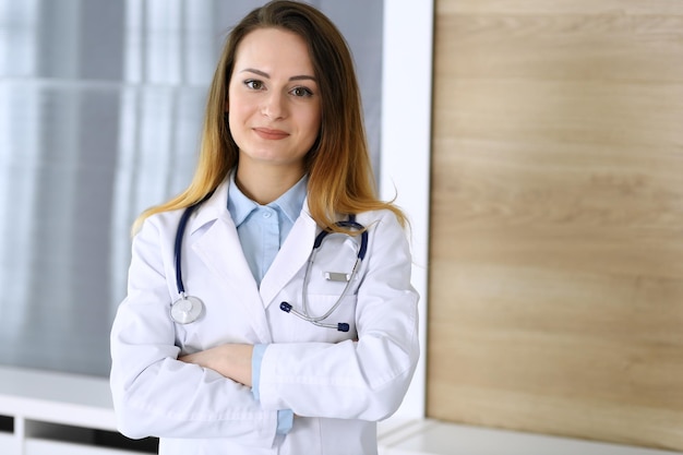 Dokter vrouw headshot terwijl staande in ziekenhuis kantoor Arts op werkplek portret foto Geneeskunde en gezondheidszorg concept