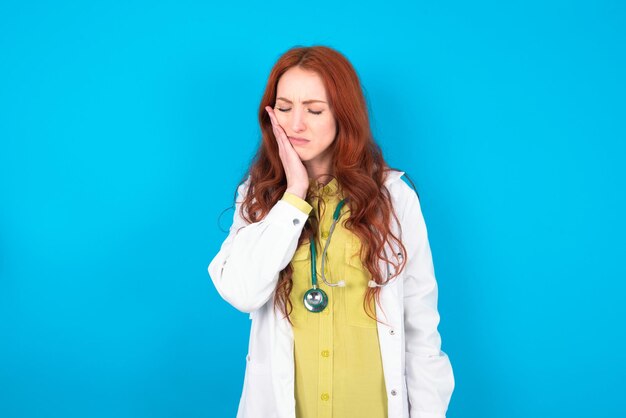dokter vrouw met kiespijn