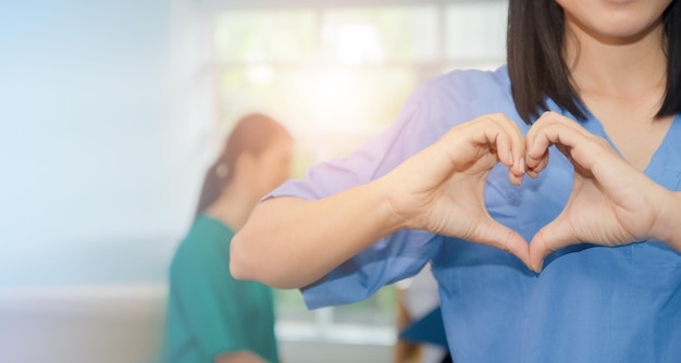 Dokter Vrouwen handvorm hart gezond zorgconcept en wereldhart dat concept