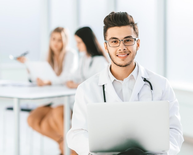 Dokter werkt op een laptop in de ziekenhuiskamer .photo met kopieerruimte