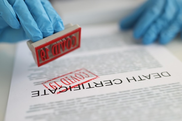 Foto dokter zet stempel op overlijdensakte covid