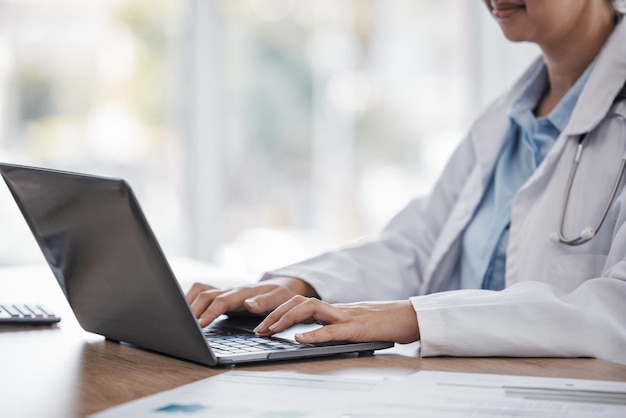 Dokter zoekt handen of vrouw op laptop voor medisch onderzoek, geneeskunde of analyse van gezondheidszorggegevens in het ziekenhuis Verpleegkundige wellness of werknemer op technologie voor verzekeringsnieuws, wetenschap of pillenstudie