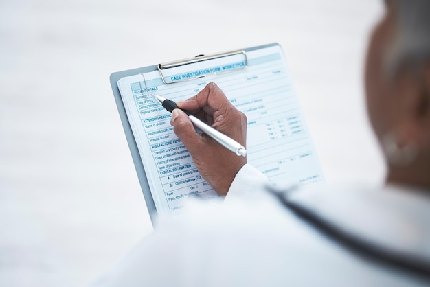 Foto dokterhand en klembord voor het schrijven van een rapport in de kliniek met inspectiepapier voor gezondheidszorg of info vrouw dokterspapier en documenten voor identiteitsresultaten of diagnose met focus op ziekenhuisbaan