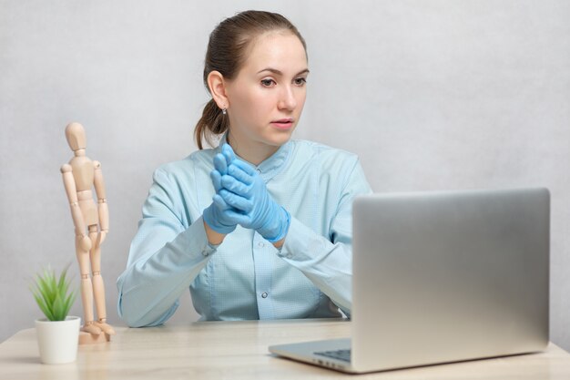 Dokterleraar leidt een online les via een videogesprek op een laptop.