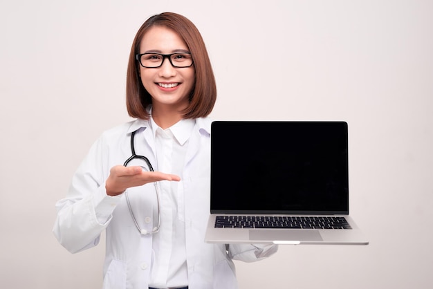 Doktervrouw met laptop op met achtergrond