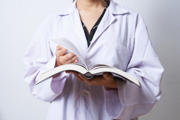 Dokterwetenschapper in witte jas die de pagina van een open boek omslaat. Kennis, leren, studie concept.