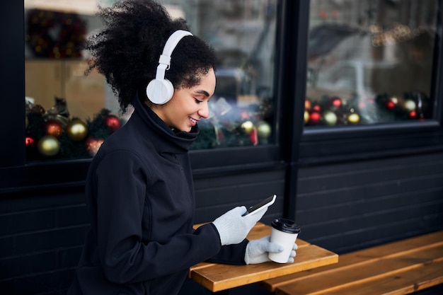 Dolblije vrouw ontvangt goed nieuws via de telefoon