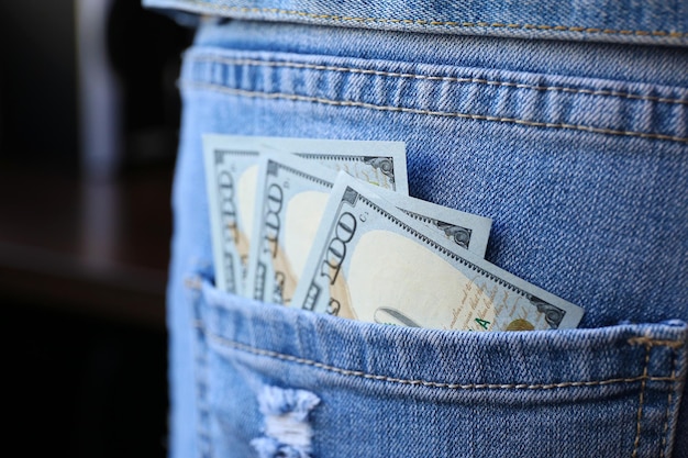 Dollar bankbiljetten in de close-up van de jeanszak