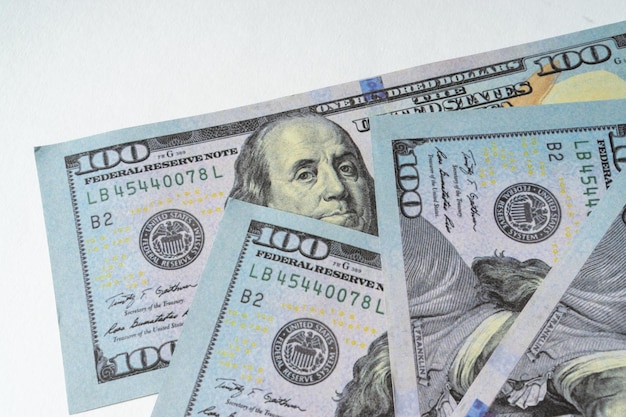 Фото Банкнота доллара, изолированные на белом фоне.