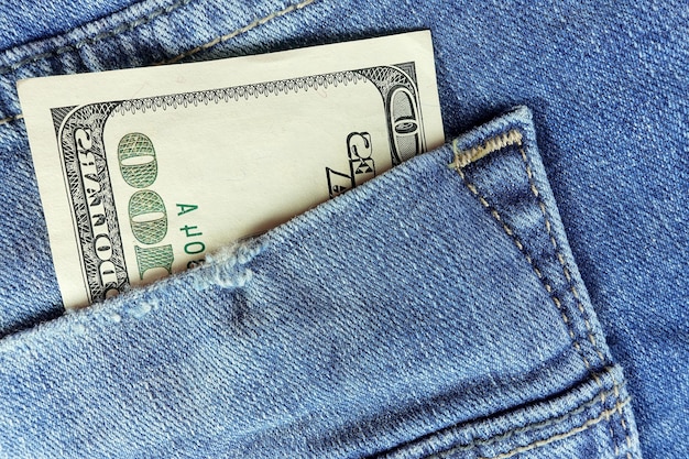 Banconota da un dollaro nella tasca dei jeans