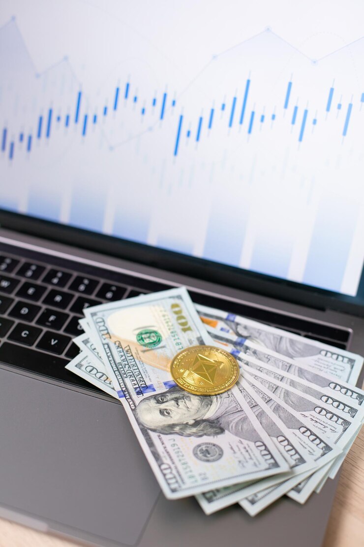 チャート付きのバックグラウンドラップトップでのドル紙幣と暗号通貨暗号通貨の成長チャート