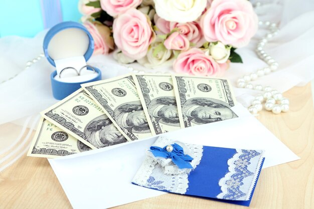 사진 나무 테이블 클로즈업 에서 결혼식 에 선물 로 봉투 에 있는 달러 지폐
