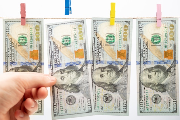 Il bucato di banconote da un dollaro lasciato asciugare sulle corde dopo essere stato lavato