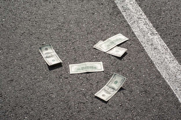 사진 아스팔트 도로에 달러 지폐