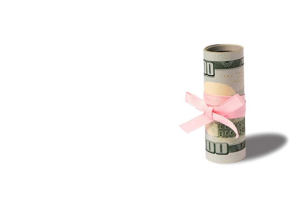 흰색 배경에 복사 공간이 분리된 분홍색 리본으로 묶인 달러 지폐.