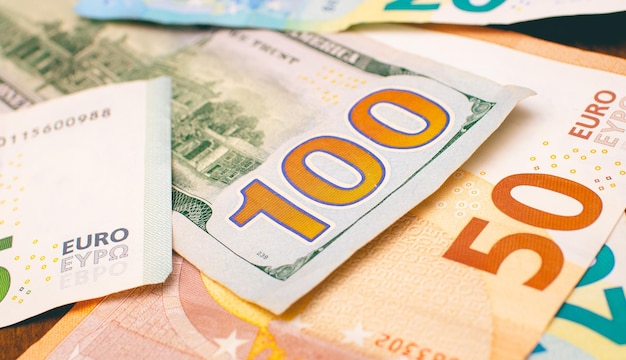 Dollar- en eurobankbiljetten op een tafel voor het concept van wisselgeld