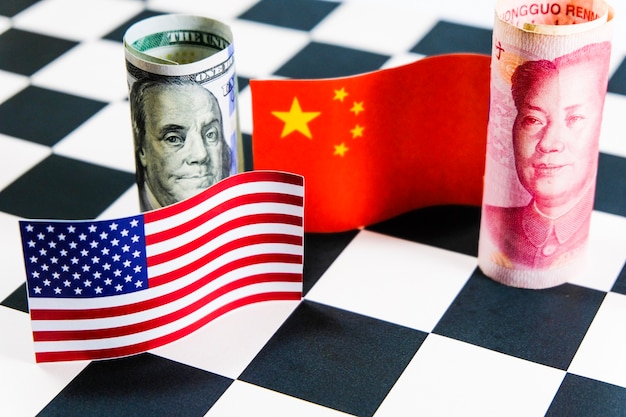 Dollar en Yuan-bankbiljet met de vlaggen van de VS en China