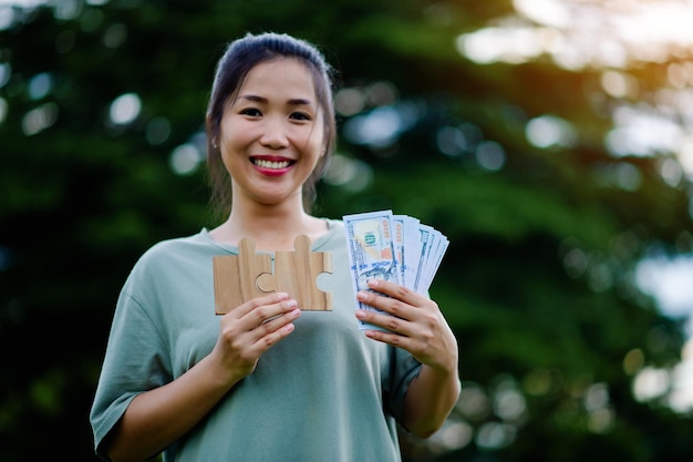 Dollar in de handen van een Aziatische vrouw Spaarinvesteringen Salaris Inkomen Cashflow Geluk en financieel succes en investeringen