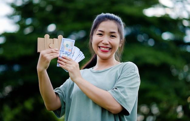 Dollar in de handen van een Aziatische vrouw Spaarinvesteringen Salaris Inkomen Cashflow Geluk en financieel succes en investeringen