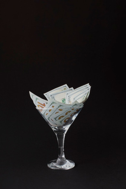 Dollar in Martiniglas Glas is honderd dollarbiljetten