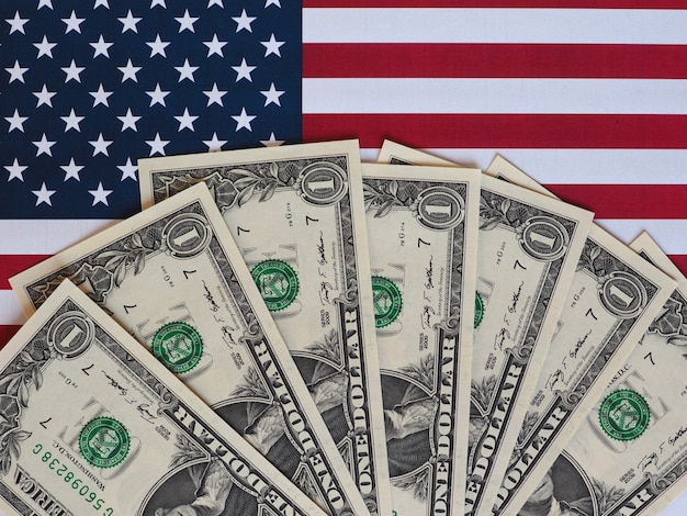 달러 지폐와 미국 국기