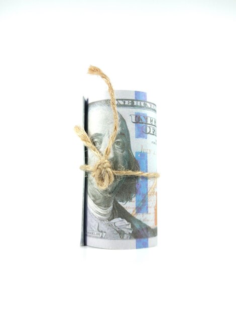 Dollarbankbiljetten in strings geïsoleerd op een witte achtergrond met kopieerruimte
