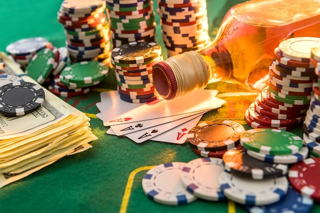 Dollarbiljetten, casinofiches en whiskyglas op tafel. gokspel en entertainment concept.