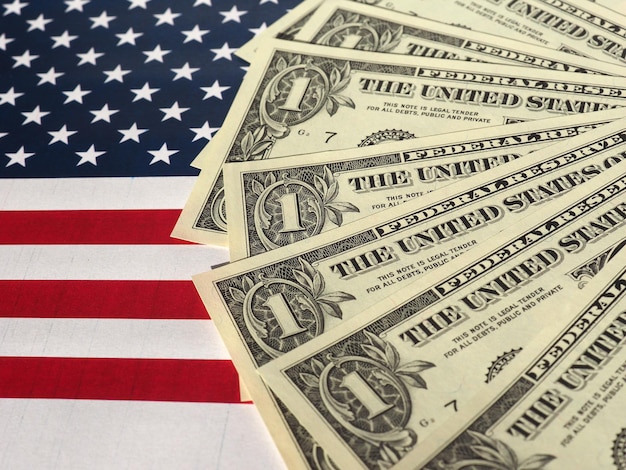 Dollarbiljetten en vlag van de Verenigde Staten